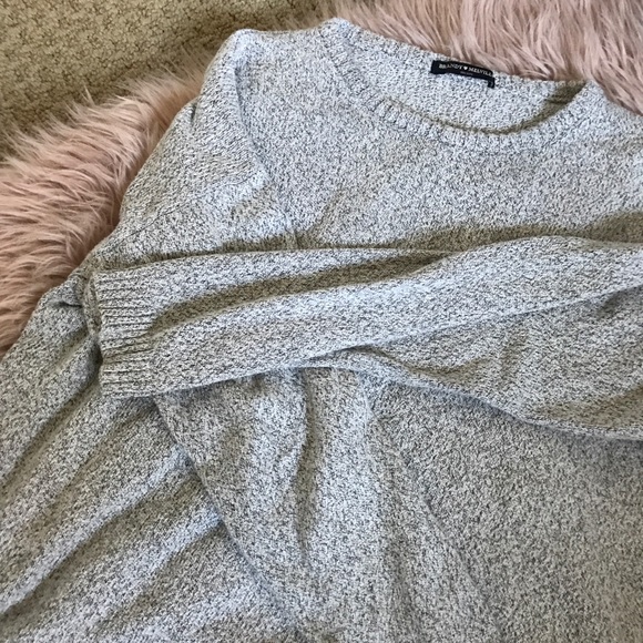 Brandy Melville Sweater - Picture 4 of 5